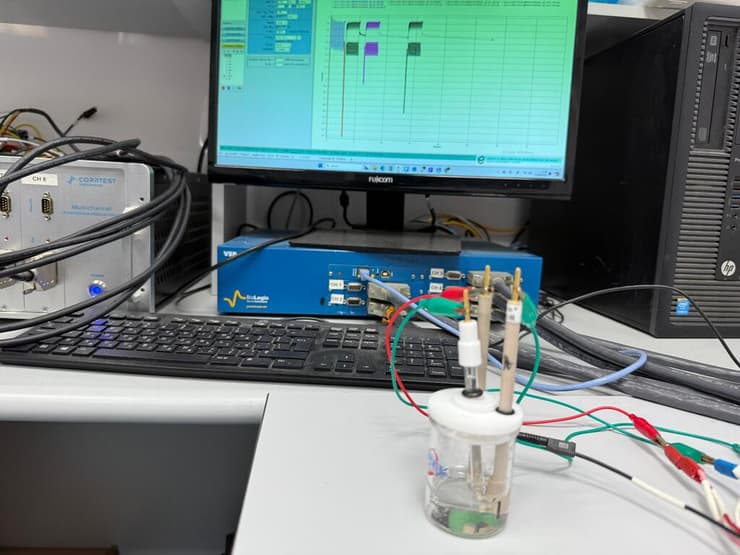 תא מדידה להערכת מתחי עבודה של אלקטרודות בתמיסות נתרן מימיות (צילום: באדיבות אוניברסיטת אריאל) תא מדידה להערכת מתחי עבודה של אלקטרודות בתמיסות נתרן מימיות