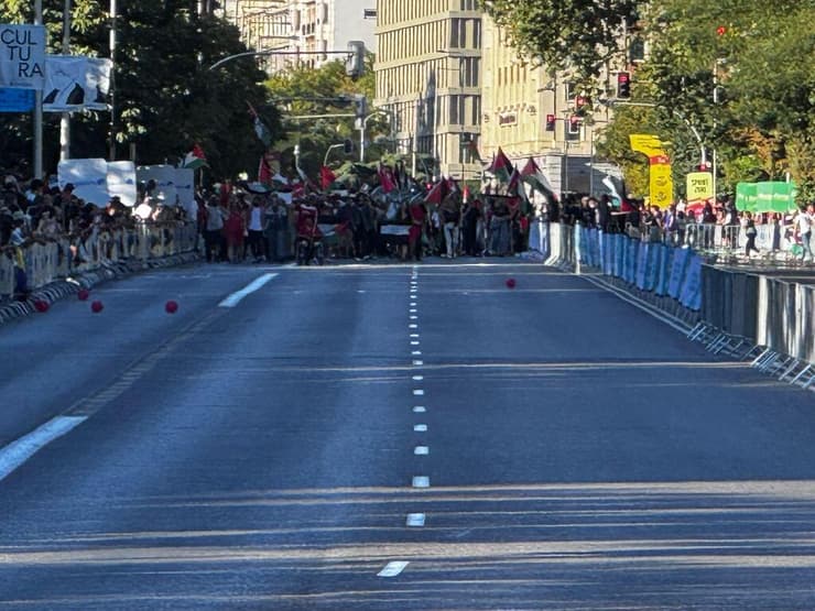 ההפגנה, רגע לפני הכניסה למדריד (צילום: זאב אברהמי) הפגנות פרו פלסטיניות במרוץ הוואלטה