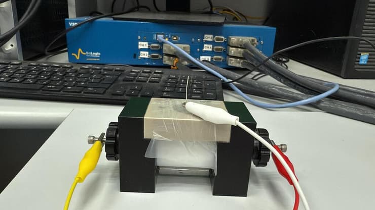 תא מדידה להערכת מתחי עבודה של אלקטרודות בתמיסות נתרן מימיות (צילום: באדיבות אוניברסיטת אריאל) תא מדידה להערכת מתחי עבודה של אלקטרודות בתמיסות נתרן מימיות