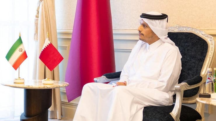 ראש ממשלת קטאר, מוחמד בן עבד אל רחמן אל ת'אני. "מדינת אויב" (צילום: Qatar News Agency/Handout via REUTERS) מוחמד בן עבד אל רחמן אל ת'אני ועבאס עראקצ'י בפגישה בדוחא