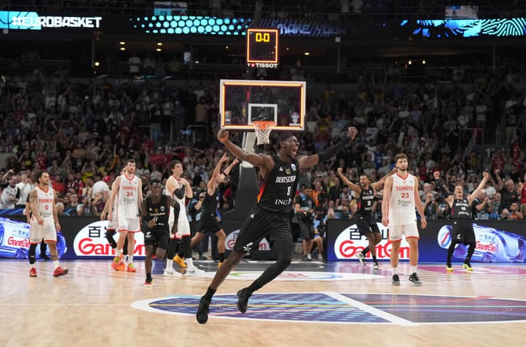 ה-MVP של משחק הגמר. בונגה חוגג עם הבאזר (צילום: REUTERS/Ints Kalnins) גרמניה חוגגת