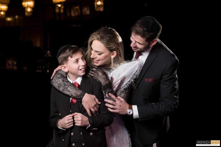 שי וינר עם הוריו בתמונה משפחתית