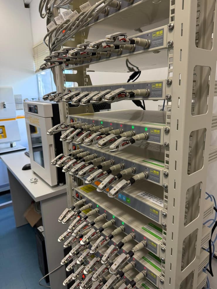 תחנת מדידה לסוללות (צילום: באדיבות אוניברסיטת אריאל) תחנת מדידה לסוללות