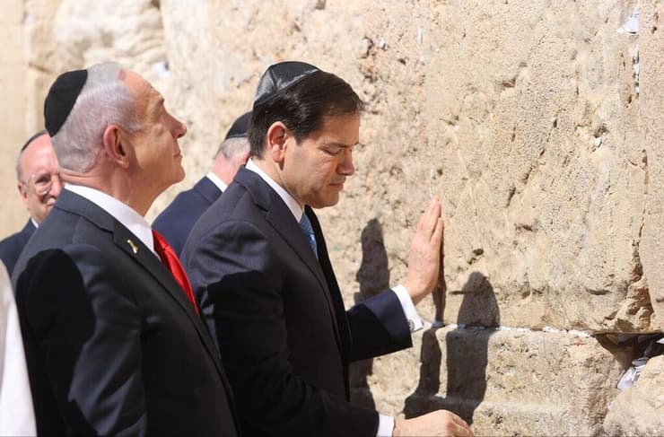 נתניהו ורוביו בכותל המערבי (צילום: אלכס קולומויסקי) נתניהו, רוביו והאקבי בכותל המערבי