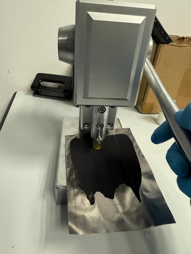 חיתוך אלקטרודות לאחר מריחה שלהם על מצע מוליך (צילום: באדיבות אוניברסיטת אריאל) חיתוך אלקטרודות לאחר מריחה שלהם על מצע מוליך