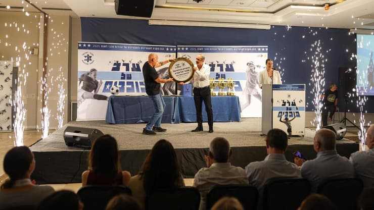 הענקת הצלחת למכבי ת"א (צילום: מיכאל נווה & אורי מאירוביץ, מכבי ישראל) הענקת הצלחת למכבי ת"א