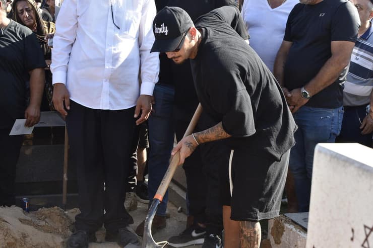 צילום: שרון צור ארז איסקוב בהלוויה של סבתו