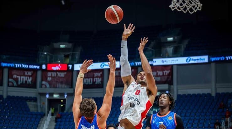 ג'סטין סמית' זורק