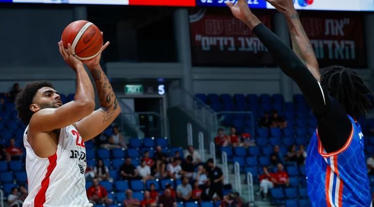 אנתוני לאמב זורק