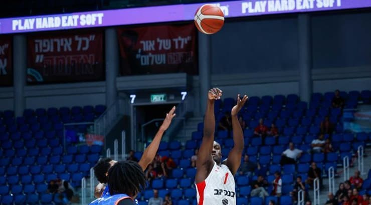 ג'ארד הארפר זורק