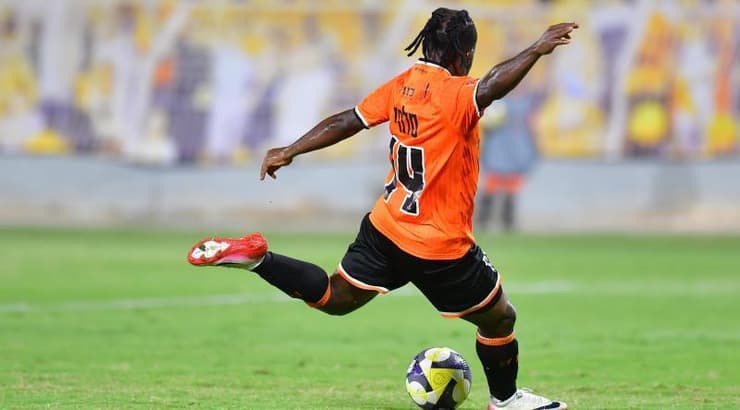 מוסטפא סלמי בועט