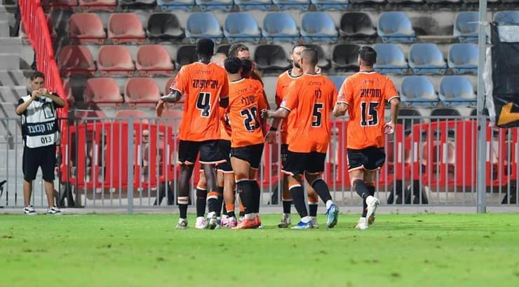 שחקני בני יהודה חוגגים