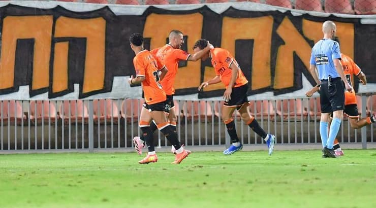 שחקני בני יהודה חוגגים