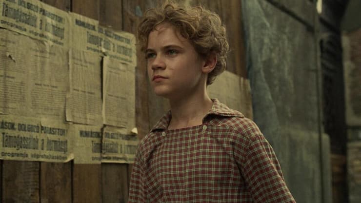 ילד שמחפש את אביו. מתוך "יתום" (צילום: יחסי ציבור) מתוך "יתום"