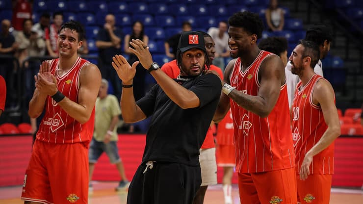 שחקני הפועל ת"א חוגגים בסיום הניצון על עירוני נס ציונה (צילום: עוז מועלם) הפועל ת"א נגד עירוני נס ציונה