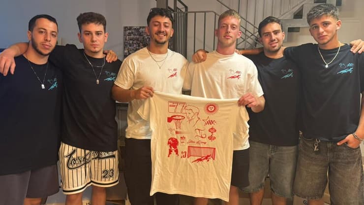 חבריו לצוות של סמל איתי לבני ז"ל עם החולצות לזכרו חבריו לצוות של סמל איתי לבני ז"ל עם החולצות לזכרו