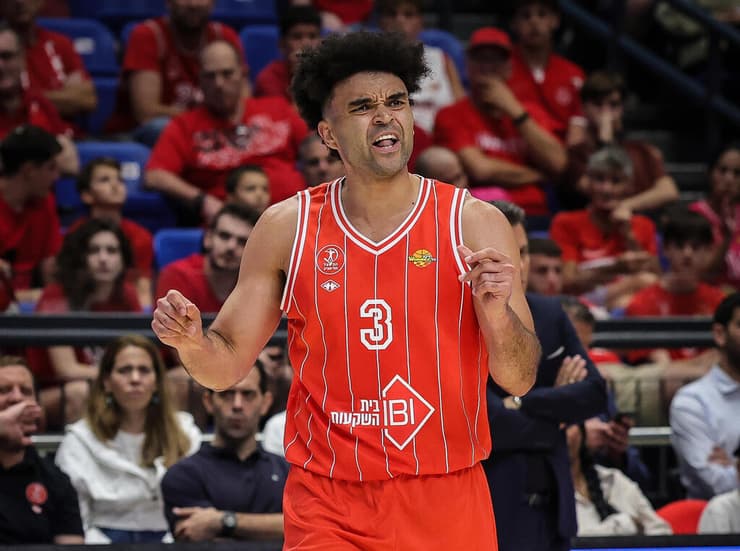 נחיתה חלקה. בראיינט (צילום: עוז מועלם) הפועל ת"א נגד עירוני נס ציונה אלייז'ה בראיינט