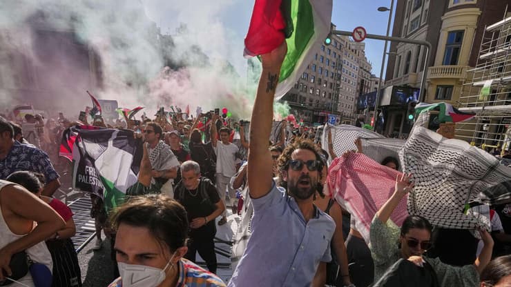 המפגינים מפוצצים את המרוץ (צילום: AP Photo/Manu Fernández) המפגינים מפוצצים את המרוץ