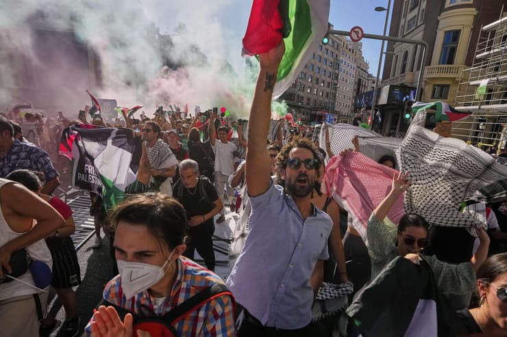 המפגינים מפוצצים את המרוץ