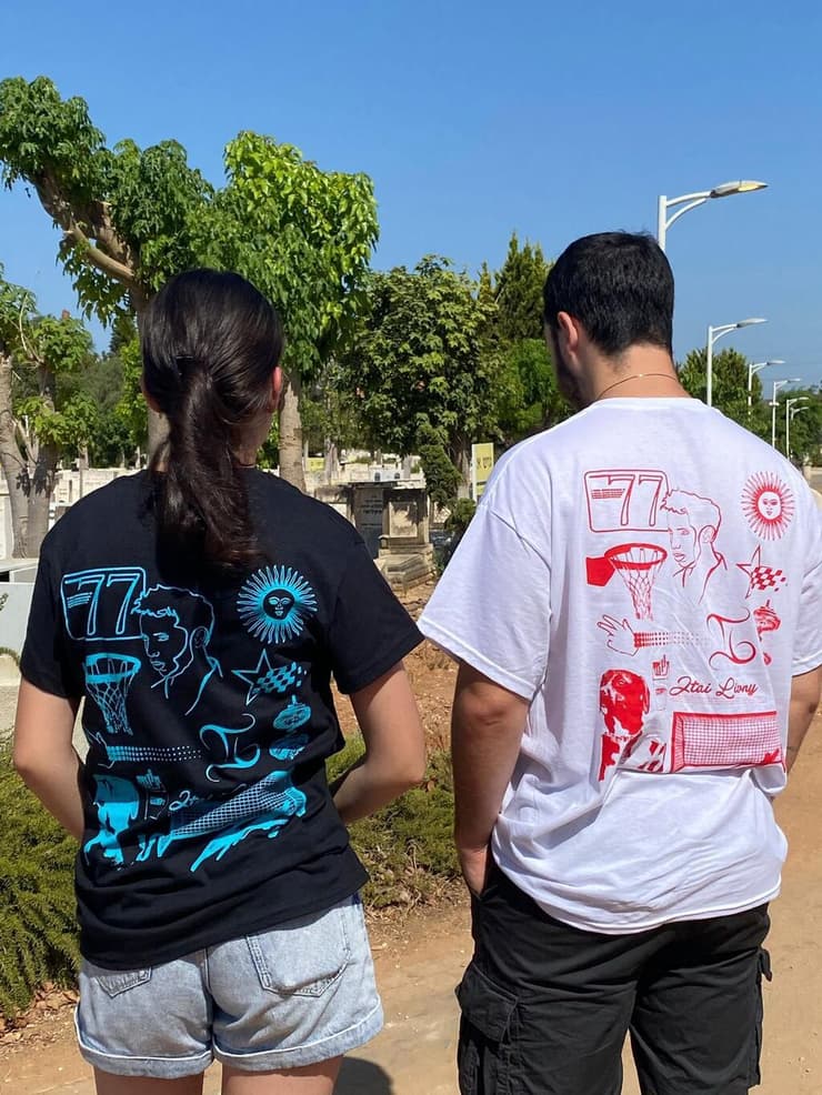 יואב וקרן, אחיו של סמל איתי לבני ז"ל, עם החולצות שהכינו לזכרו יואב וקרן, אחיו של סמל איתי לבני ז"ל, עם החולצות שהכינו לזכרו