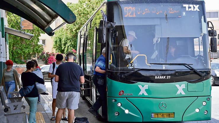 נוסעים בעלייה לאוטובוס. תופעה מתגברת (יאיר שגיא) yk14514740