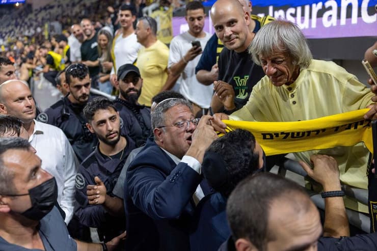 בן גביר ואוהדי בית"ר (צילום: טל שחר) בן גביר ואוהדי בית"ר