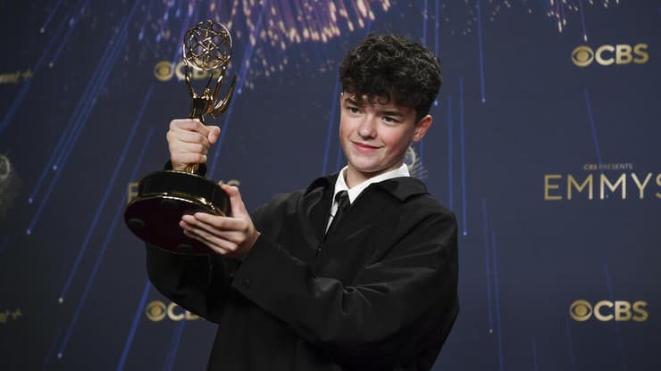 הצעיר ביותר אי פעם. אוון קופר עם פרס האמי