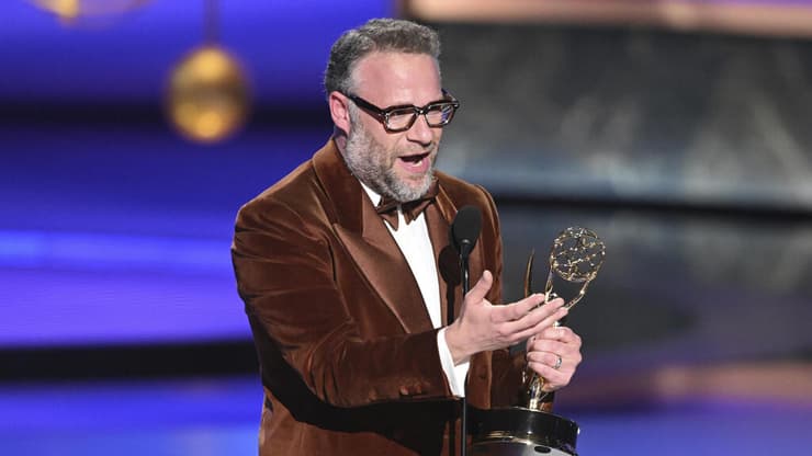 סת' רוגן עם הפסלון