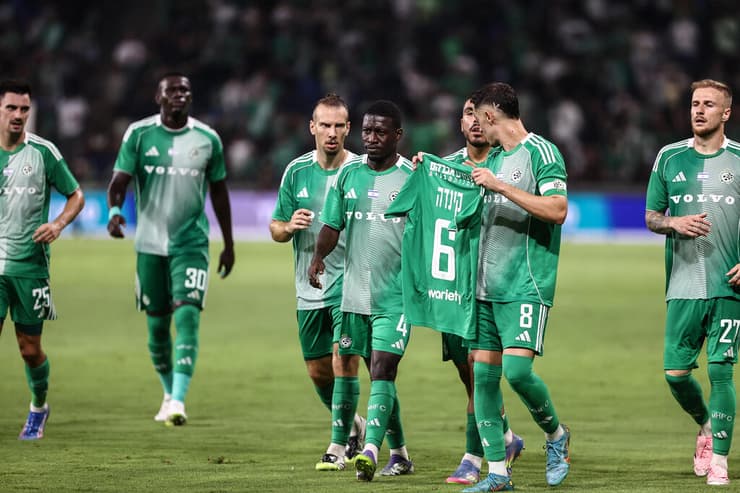 שחקני מכבי חיפה חוגגים עם דולב חזיזה - שרשם מחווה לגדי קינדה (צילום: גיל נחושתן) דולב חזיזה