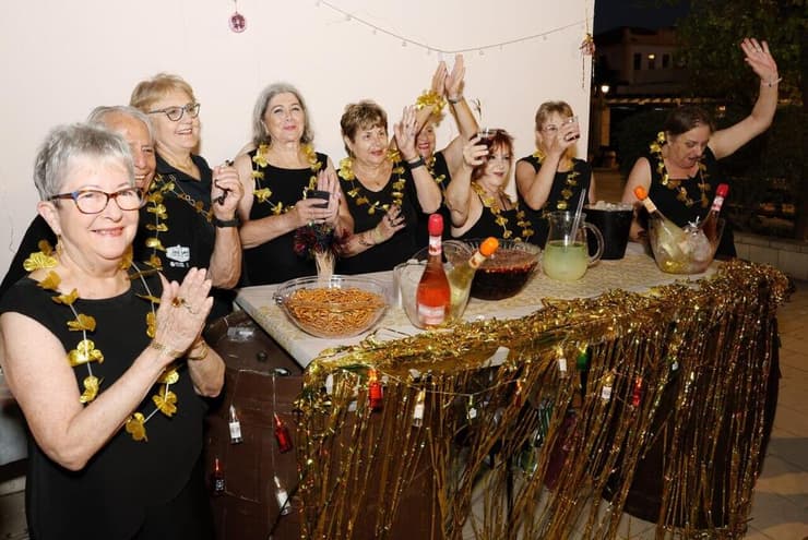 "יש המון פאבים, אבל הרבה פעמים כולם שם צעירים, זה פחות מתאים ונוח"   