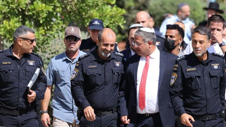 אשד תקף: "המפכ"ל עבד נרצע. השר - כמו ילד בחנות ממתקים" (צילום: אלכס קולומויסקי) בן גביר והמפכ"ל לוי מגיעים לאירוע המשטרה בבית שמש