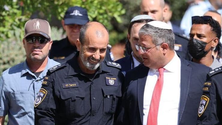 בלשכת השר טוענים: "המפכ"ל מודע לפגישה" (צילום: אלכס קולומויסקי) בן גביר והמפכ"ל לוי מגיעים לאירוע המשטרה בבית שמש