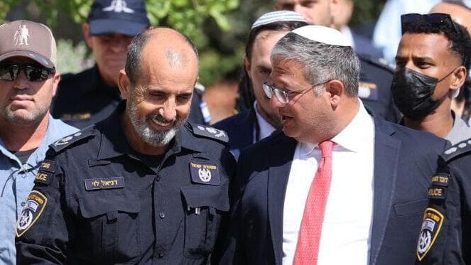 המפכ"ל יצטרך להכריע אם להשעות או לא, ועשוי להיקלע לעימות מול השר (צילום: אלכס קולומויסקי) בן גביר והמפכ"ל לוי מגיעים לאירוע המשטרה בבית שמש
