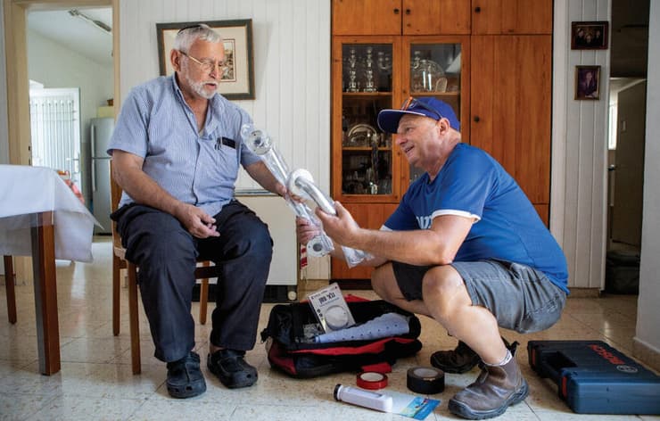 התקנת אביזרי בטיחות בביתם של ותיקי הבירה