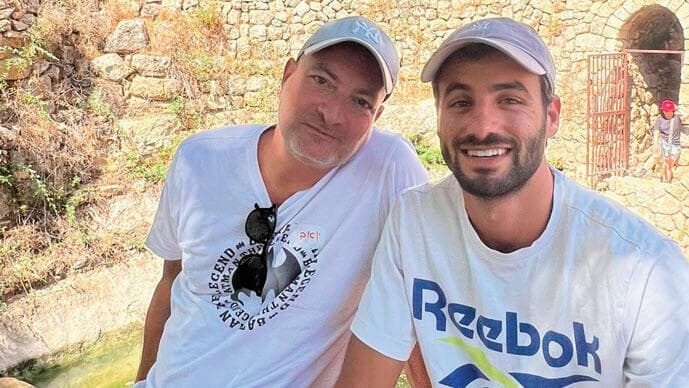 קבוצת דרייב מאמצת את "עמית לדרך". יואב ריזל, מנכ"ל קבוצת דרייב, וטל שרעבי (צילום: יח"צ) קבוצת דרייב מאמצת את "עמית לדרך". יואב ריזל, מנכ"ל קבוצת דרייב, וטל שרעבי