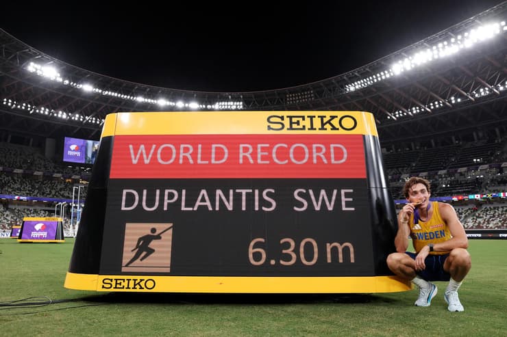 עם שיא העולם (צילום:Michael Steele/Getty Images) ארמנד דופלנטיס קופץ