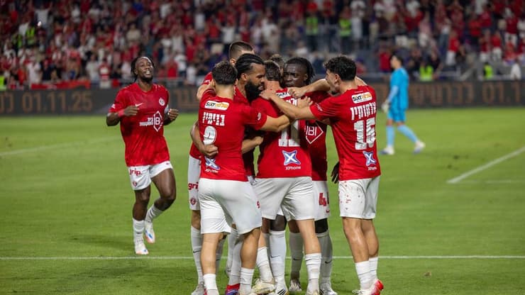 שחקני הפועל ת"א בניצחון מול בית"ר ירושלים (צילום: טל שחר) שחקני הפועל ת"א