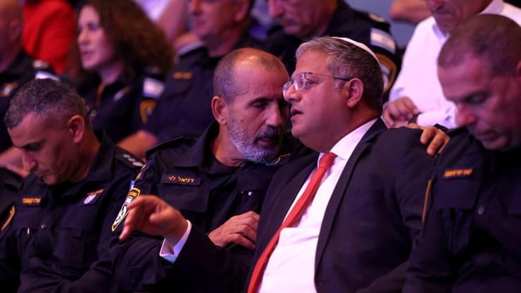 העימות בין השר למפכ"ל עולה שלב (צילום: אלכס קולומויסקי) בן גביר והמפכ"ל לוי באירוע המשטרה בבית שמש