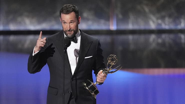 נואה וויילי עם הפסלון