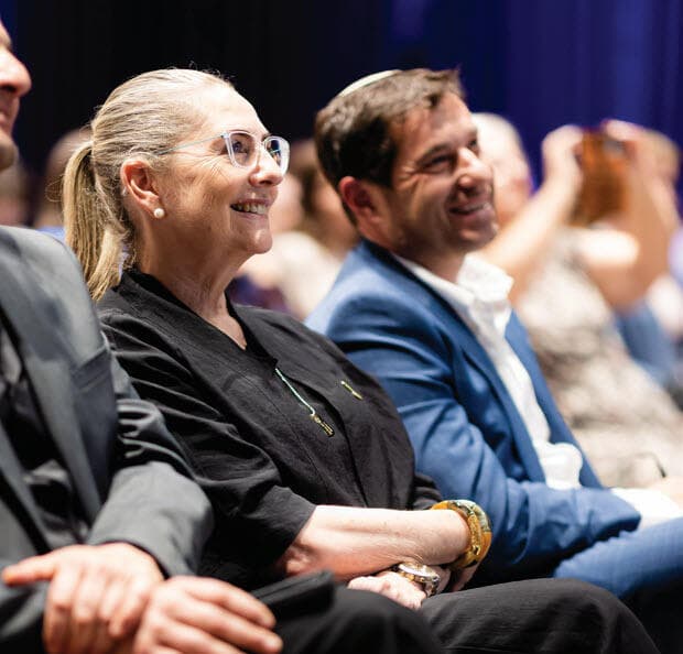 רעיית הנשיא הגב' מיכל הרצוג וביני זומר באירוע לכבוד מלגאי המחזור הראשון של מלגות "עו"סים טוב" (צילום: גיל מגלד) רעיית הנשיא הגב' מיכל הרצוג וביני זומר באירוע לכבוד מלגאי המחזור הראשון של מלגות "עו"סים טוב"