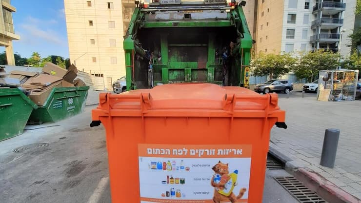 האחריות שלכם על המוצר לא מסתיימת ברגע שהלקוח יוצא עם הקנייה מהחנות (יח"צ תמיר) פינוי של פח כתום קרדיט יחצ תמיר