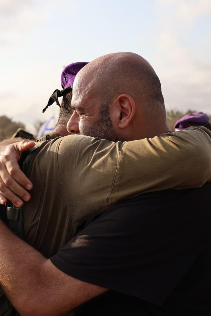מאחדים הורים לחיילים בודדים דרך "מבצע חיבוק" (צילום: באדיבות המשפחה) מאחדים הורים לחיילים בודדים דרך "מבצע חיבוק"