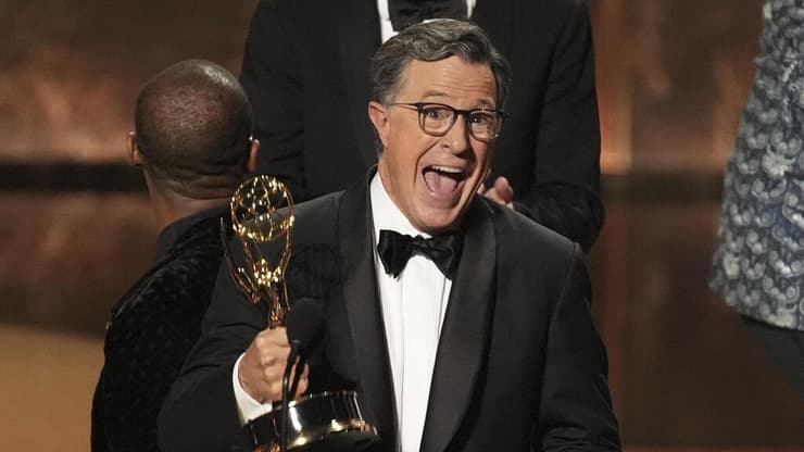 סטיבן קולבר עם הפסלון