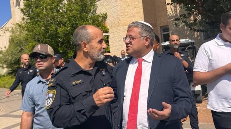 בן גביר והמפכ"ל (צילום: לירן תמרי ) בן גביר והמפכ"ל לוי מגיעים לאירוע המשטרה בבית שמש