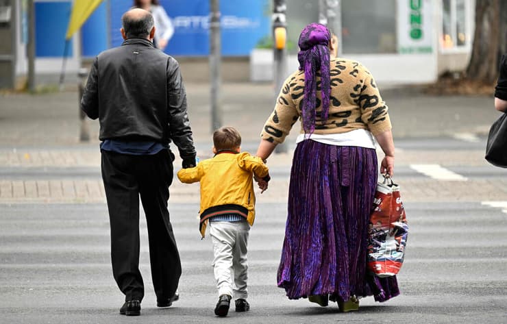 תושבים בגלזנקירשן. המאבק במהגרים הוא סנטימנט בוער לא רק במזרח (צילום: Ina FASSBENDER / AFP) גרמניה בחירות מקומיות נורדריין וסטפליה גלזנקירשן