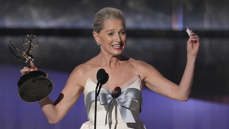 קתרין לאנסה עם פרס האמי