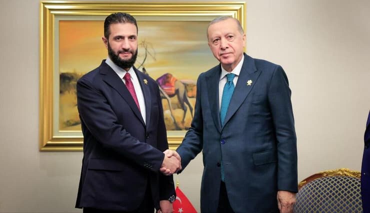 נפגשו בשולי הפסגה: ארדואן וא-שרע נשיא סוריה אחמד א-שרע נפגש עם נשיא טורקיה ארדואן בשולי הפסגה בדוחא