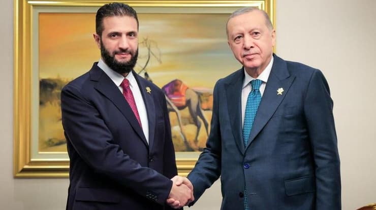 נשיא סוריה אחמד א-שרע נפגש עם נשיא טורקיה ארדואן בשולי הפסגה בדוחא