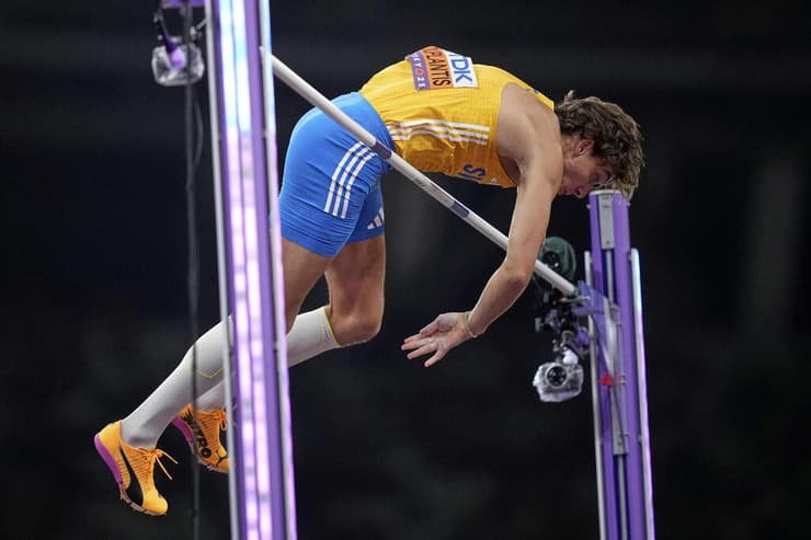 מונדו מתעופף (צילום: (AP Photo/Louise Delmotte)) ארמנד דופלנטיס קופץ