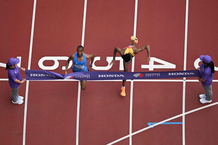 הפוטו-פיניש המשוגע במרתון (צילום: Antonin THUILLIER / AFP) הפוטו-פיניש במרתון הגברים באליפות העולם באתלטיקה